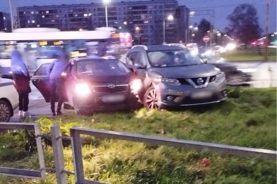 ЧП: утреннее столкновение 5 машин в Риге на Краста; авария в Плявниеках (ВИДЕО)