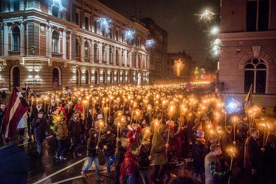 Иесалниекс: факельные шествия называли фашистскими, а теперь они по всей Латвии!