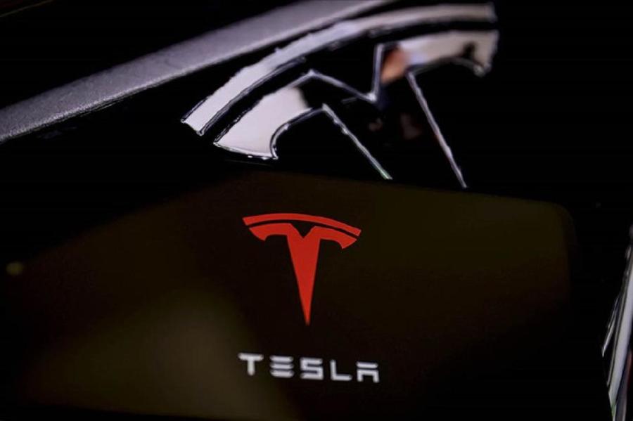 Tesla сокращает подразделение солнечных панелей и набирает инженеров