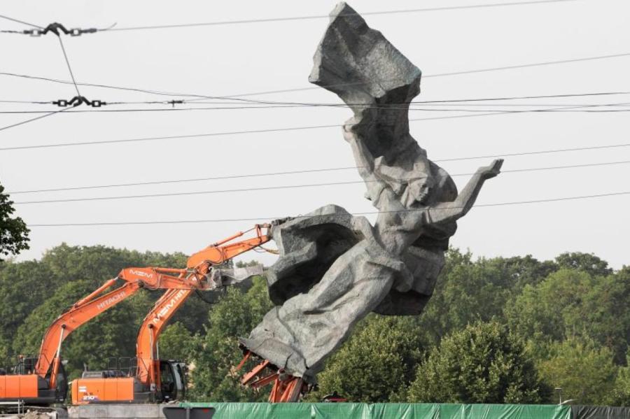 Зачем обломки 30 памятников свозят в закрытый ангар за пределами Риги?