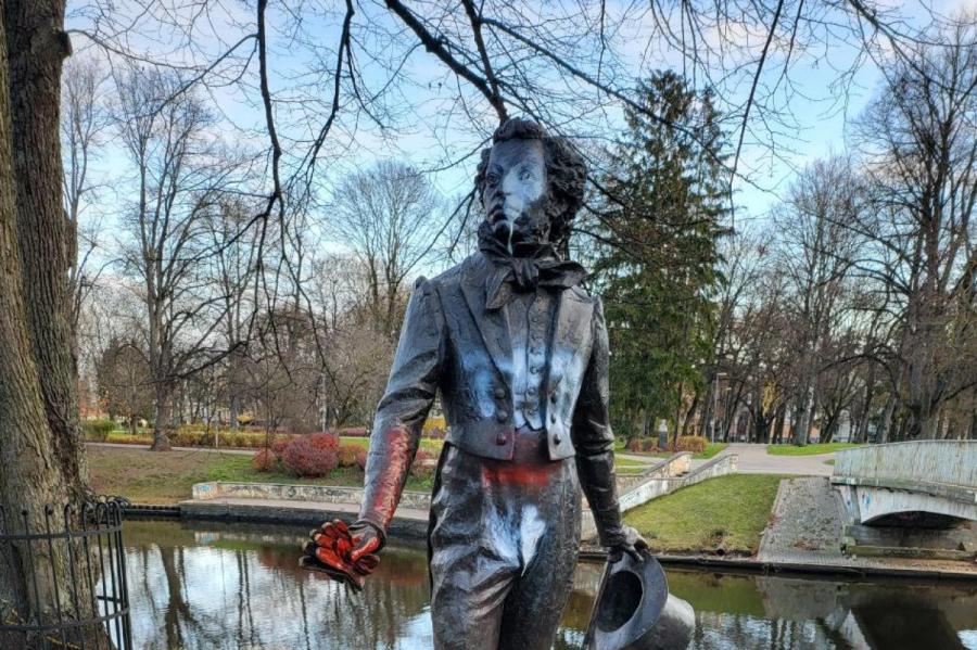 Праздник с ложкой дегтя: в Риге осквернили памятник Пушкину