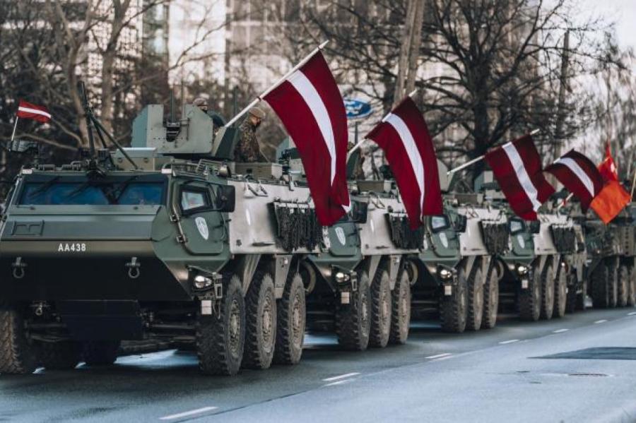 За военным парадом в Риге следили примерно 70 тыс. человек