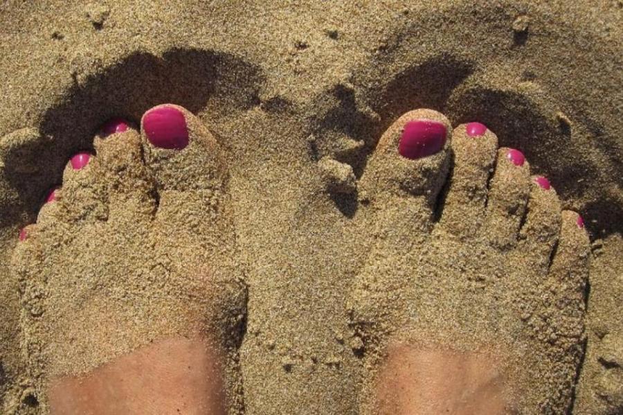 Загар или грязь? Назван самый грязный пляж в Латвии 2022 года