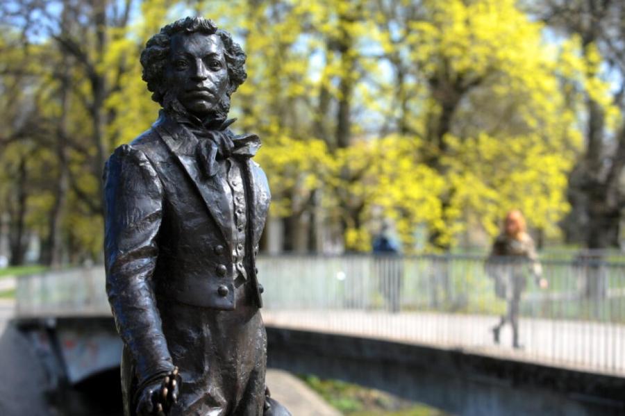Он поддерживал геноцид! Начат сбор подписей за снос памятника Пушкину в Риге