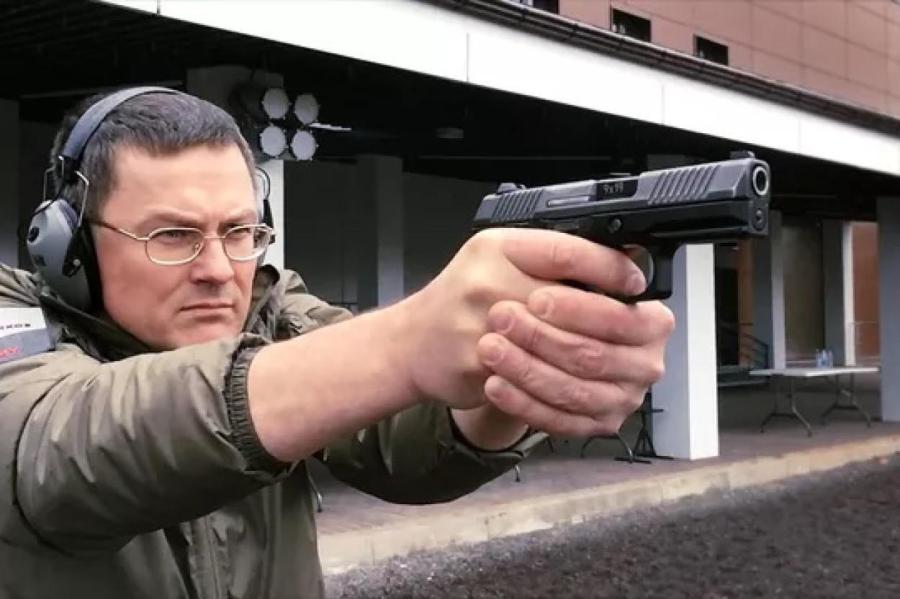 Путин наградил разработчика пистолета на смену Макарова