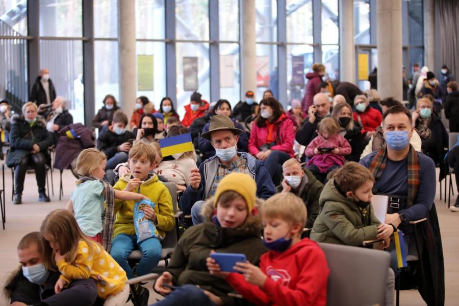 Для украинских беженцев, переехавших в Латвию, срочно ищут деньги