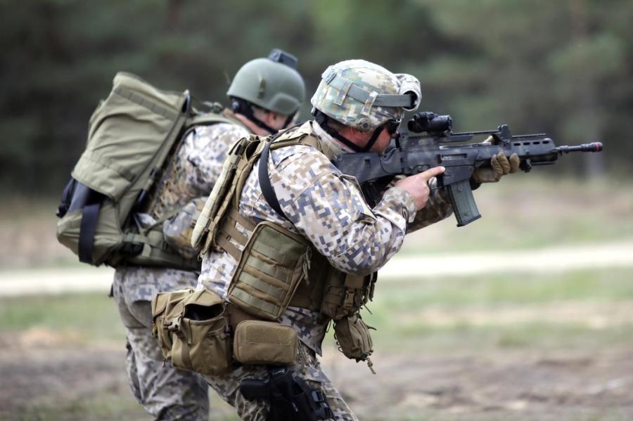 «Оборонительный» призыв: Латвия продолжает переходить на военные рельсы