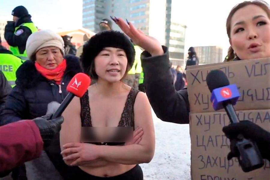 Монгольские женщины разделись на морозе в знак протеста против хищений угля