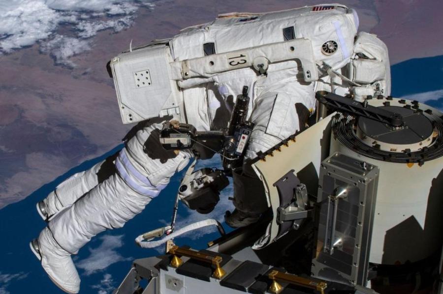 Астронавты NASA установили на МКС солнечную батарею