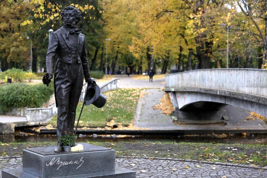 В Зеленского или Бандеру? Во что переплавить памятник Пушкину в Риге?