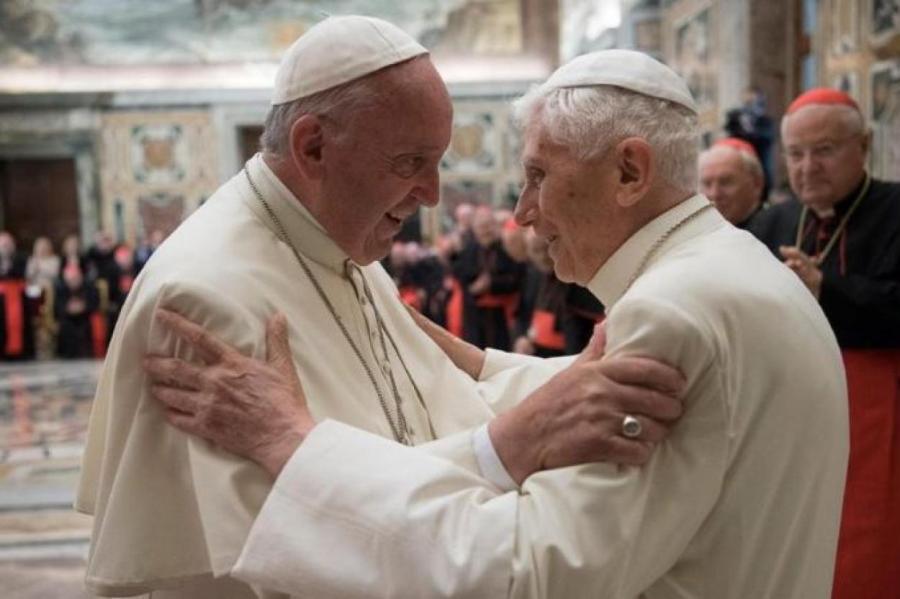 Папа Франциск сообщил о серьезном ухудшении здоровья своего предшественника