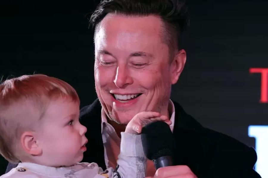 Илон Маск показал подросшего сына от певицы Граймс
