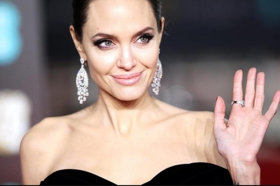 Анджелина Джоли показала трендовый аксессуар 2023
