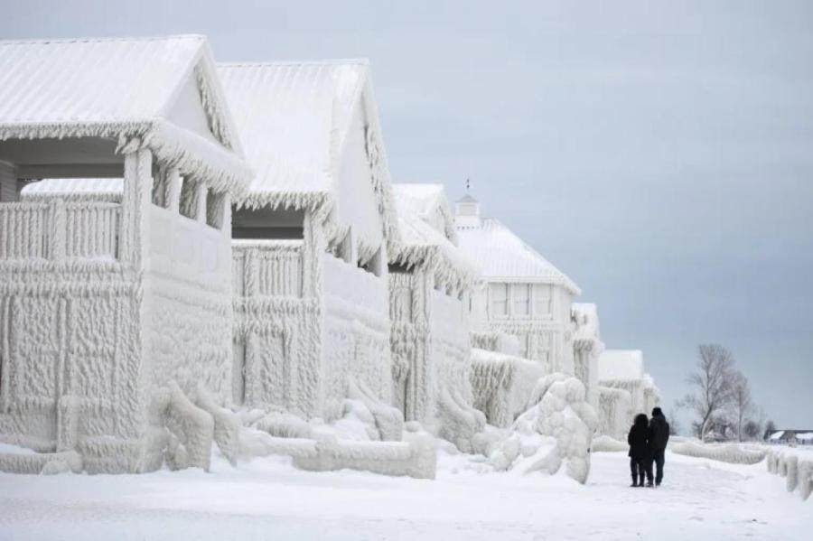 В Канаде поселок полностью заледенел после зимнего шторма — от домов до машин