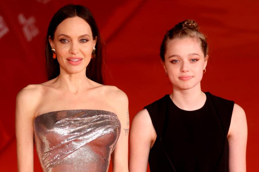 Родную дочь Анджелины Джоли заметили в Нью-Йорке с бритой головой