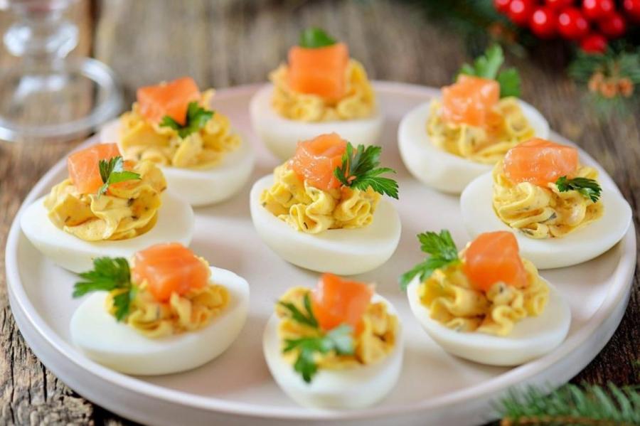 Фаршированные яйца с луком и специями