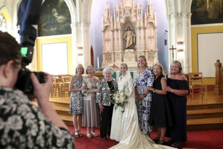 Девушка стала восьмой невестой, вышедшей замуж в семейной реликвии