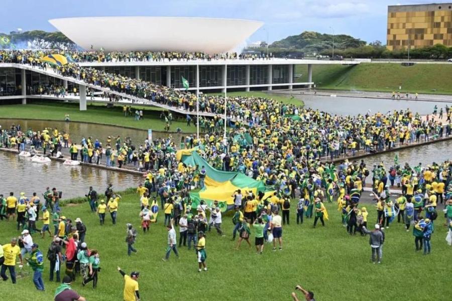 В Бразилии сторонники Болсонару ворвались в президентский дворец и конгресс