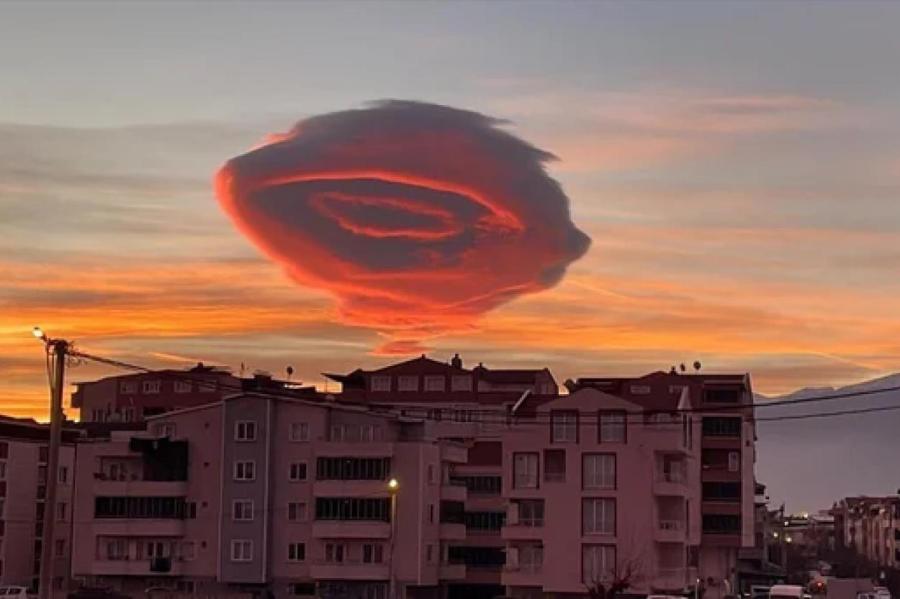 Это фантастика! Жители Турции стали свидетелями линзовидных облаков