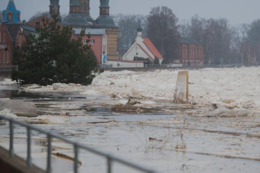 Екабпилс начинает считать ущерб от наводнения; повреждены дома и инфраструктура
