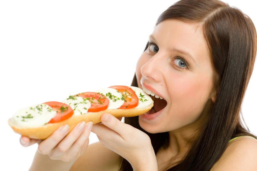 Диетолог раскрыла 4 секрета тех, кто много ест и не толстеет