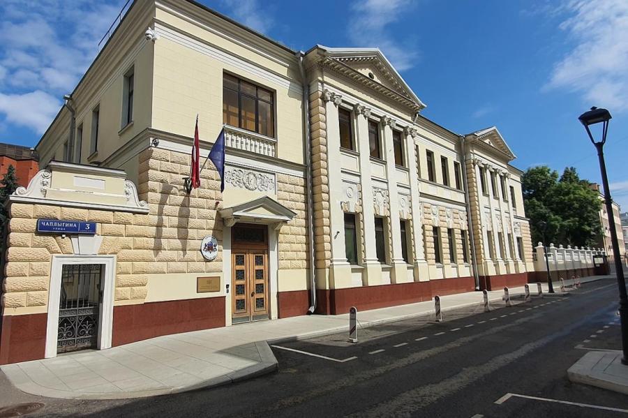 Латвия на Чистых прудах: посол уехал в Ригу, посольство осталось в Москве