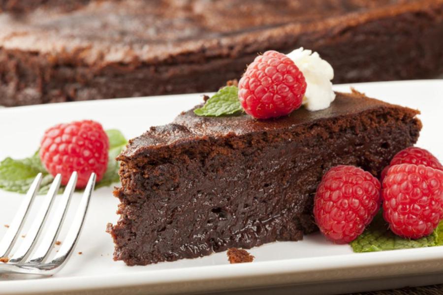 Любимый рецепт королевы Камиллы: шоколадный бисквитный пирог