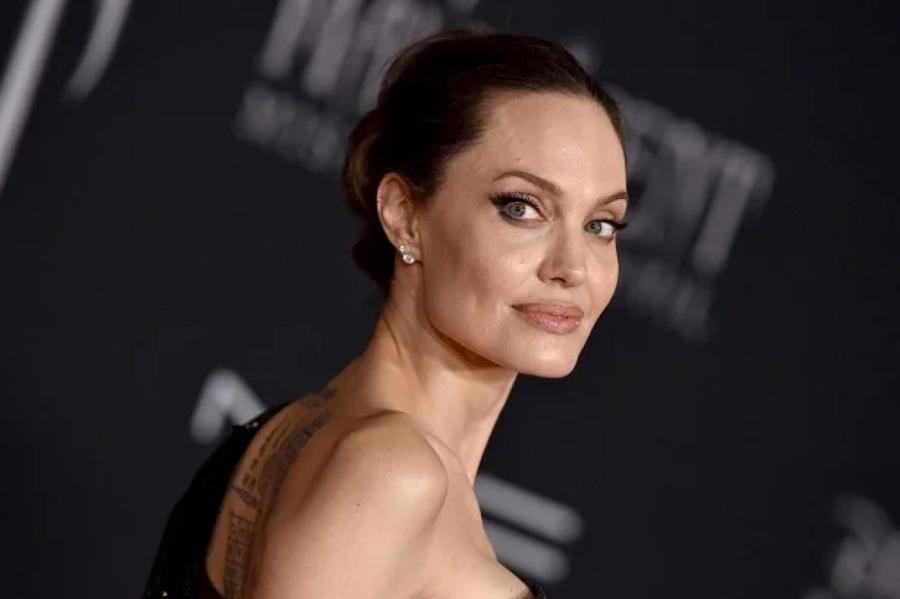 Анджелину Джоли заметили в аэропорту в total-black образе в компании дочери
