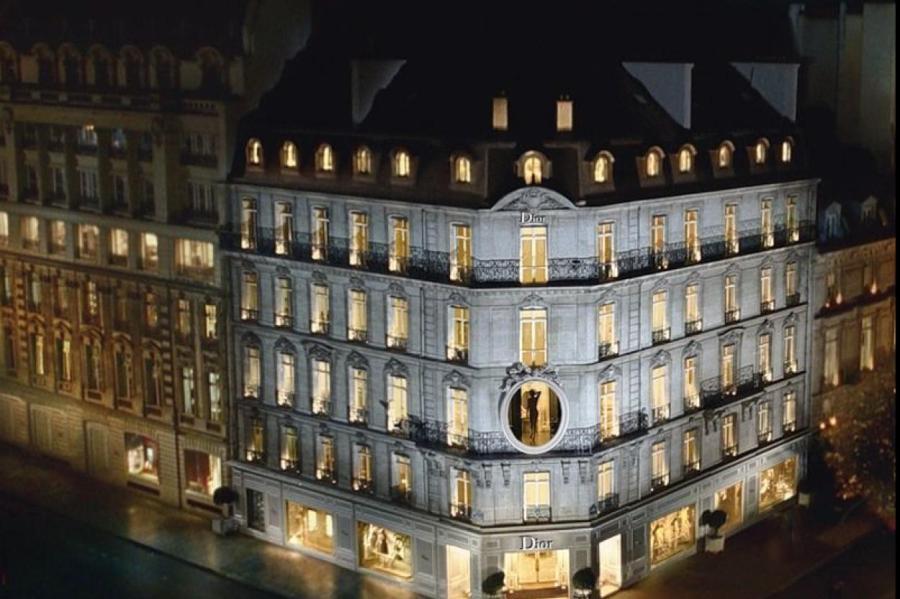 Dior создал ледяную копию своего самого известного магазина