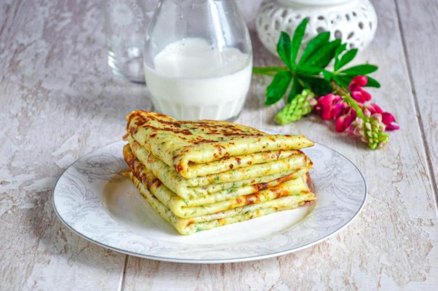 Сытный завтрак или легкий обед: рецепт сырных блинчиков с зеленью
