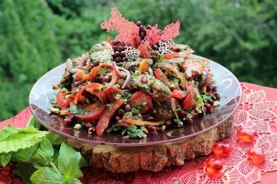Салат «Тбилиси» с говядиной и красной фасолью