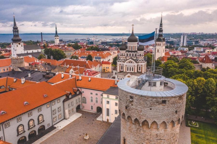 Над Таллином закрывают небо: глава Пентагона приедет завтра в Эстонию