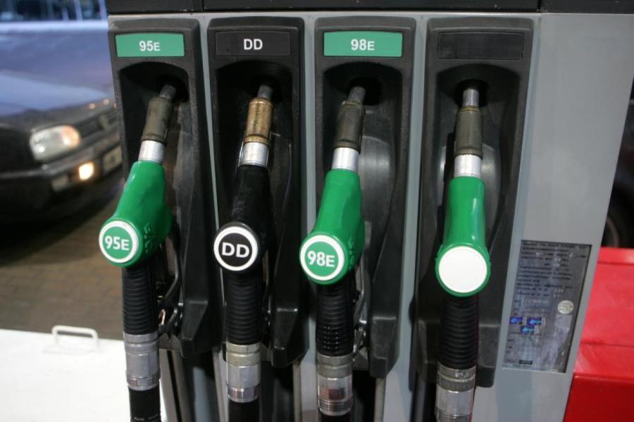 В Латвии на прошлой неделе снизилась средняя цена на бензин и дизтопливо