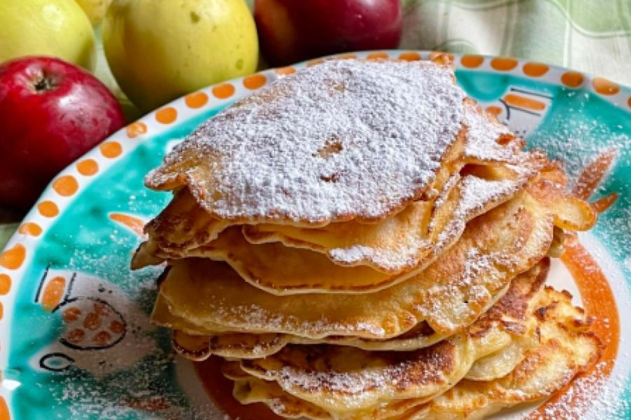 Завтрак с детства: простой и быстрый рецепт оладий из яблок