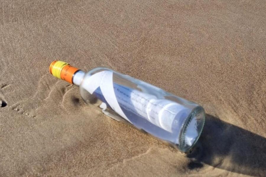 Житель Лиепаи нашел на пляже послание в бутылке; о чем там говорилось?