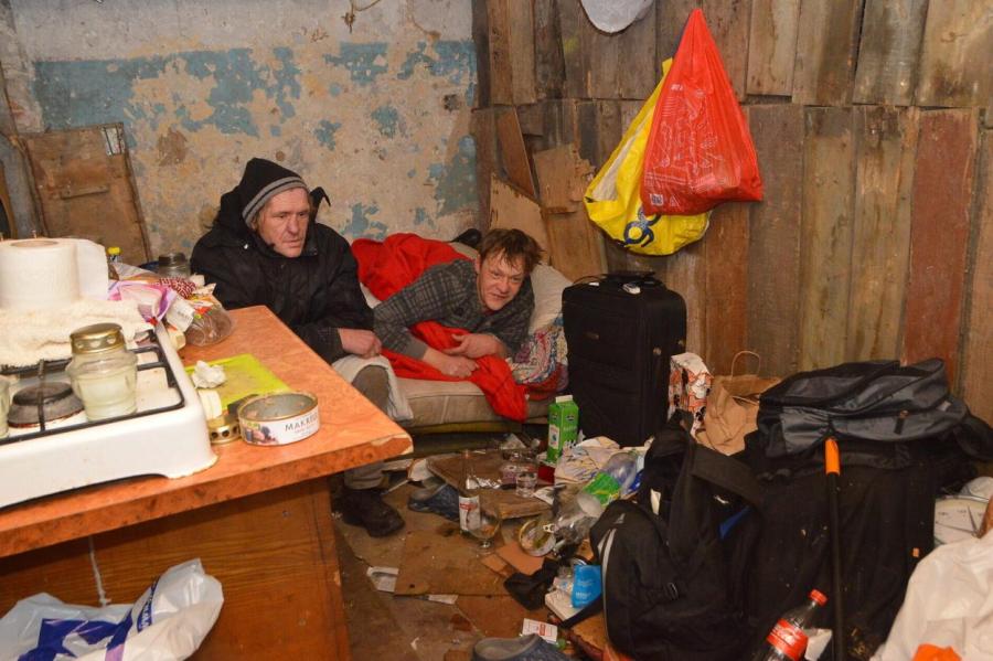 После выселения из муниципальной квартиры мужчина живет в сарае (ФОТО)