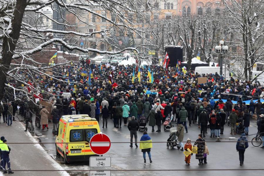 В Риге собрались люди, чтобы выразить поддержку Украине (ФОТО)