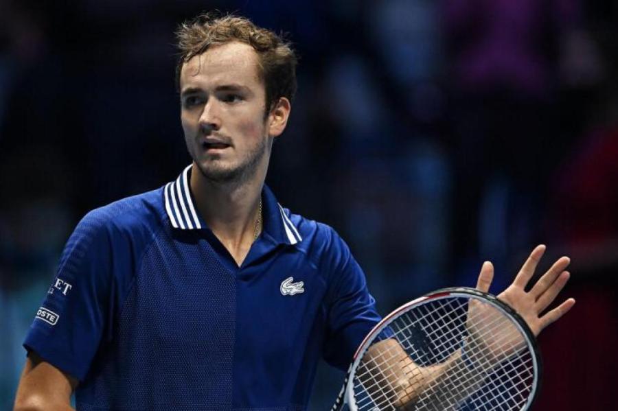 Медведев вышел в финал теннисного турнира в Дохе, где встретится с легендой