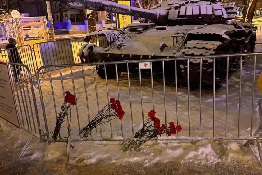 К российскому танку в Риге кто-то принес цветы. Полиция отреагировала