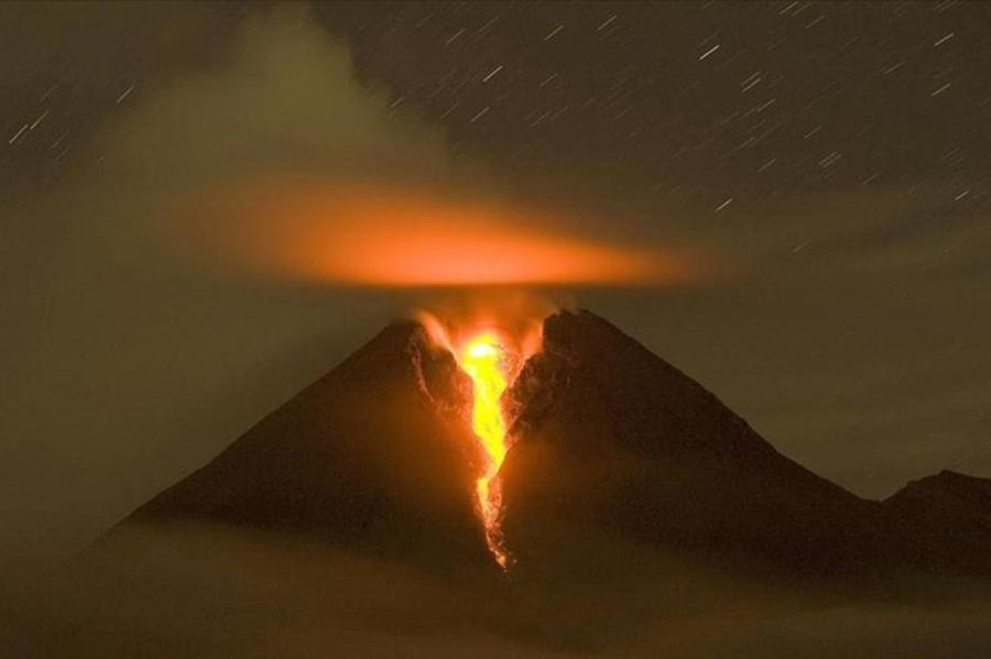 Извержение вулкана Судного дня началось в Индонезии