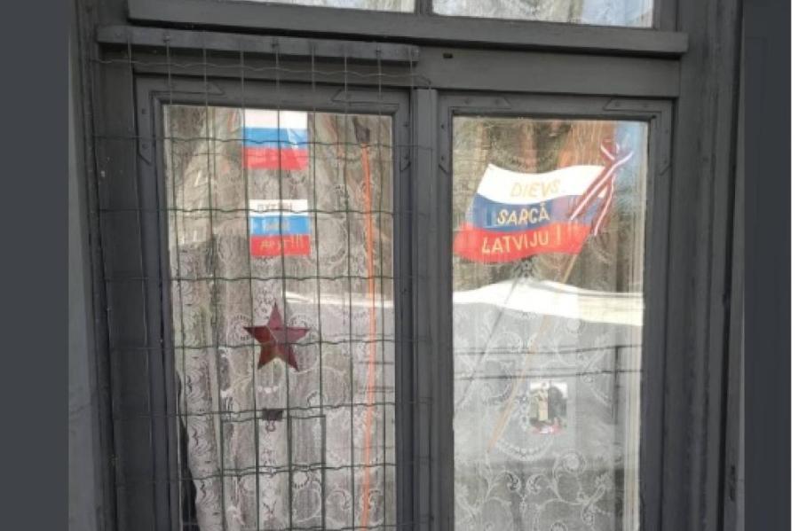 Окна с флагами РФ в Риге: владелицу квартиры арестовали после звонка журналистов