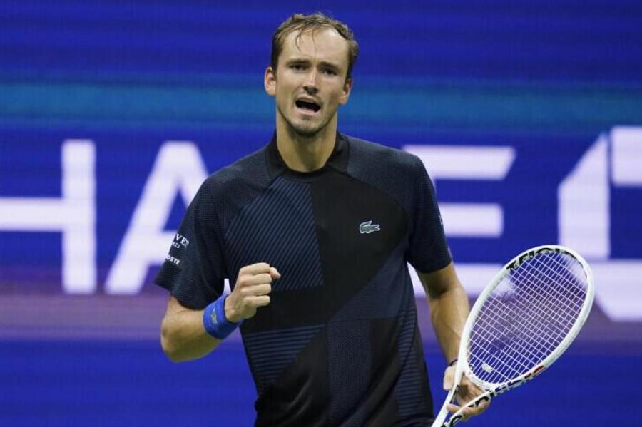 Медведев одержал 18-ю победу подряд и вышел в полуфинал турнира в США