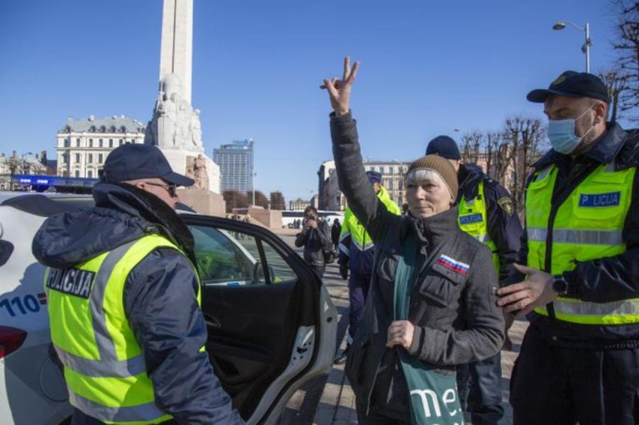 Любительнице российских флагов Елене Крейле запретили покидать Латвию