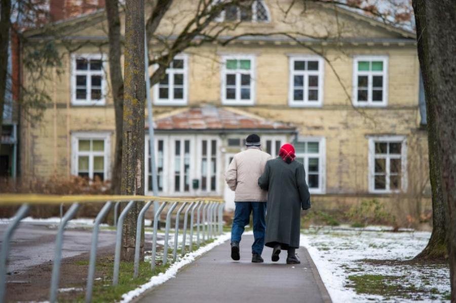 7,8% населения Латвии испытывают глубокие материальные и социальные лишения -ЦСУ