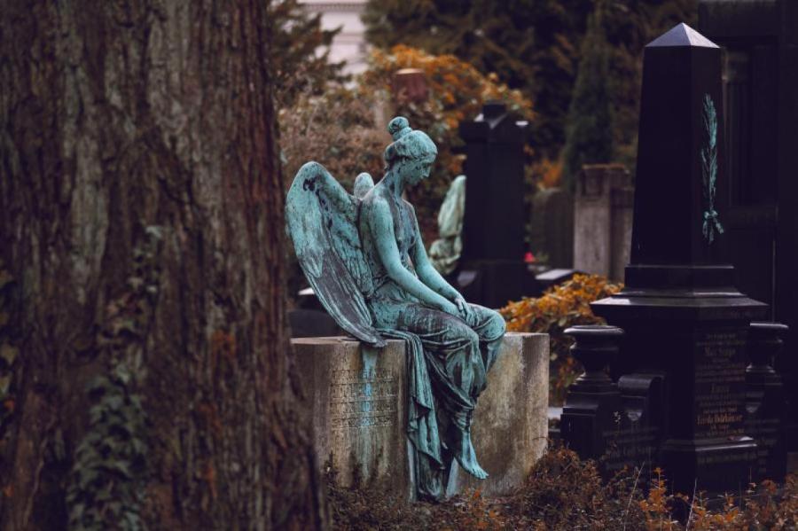 В Латвии оцифровывают кладбища, убирать можно будет удаленно