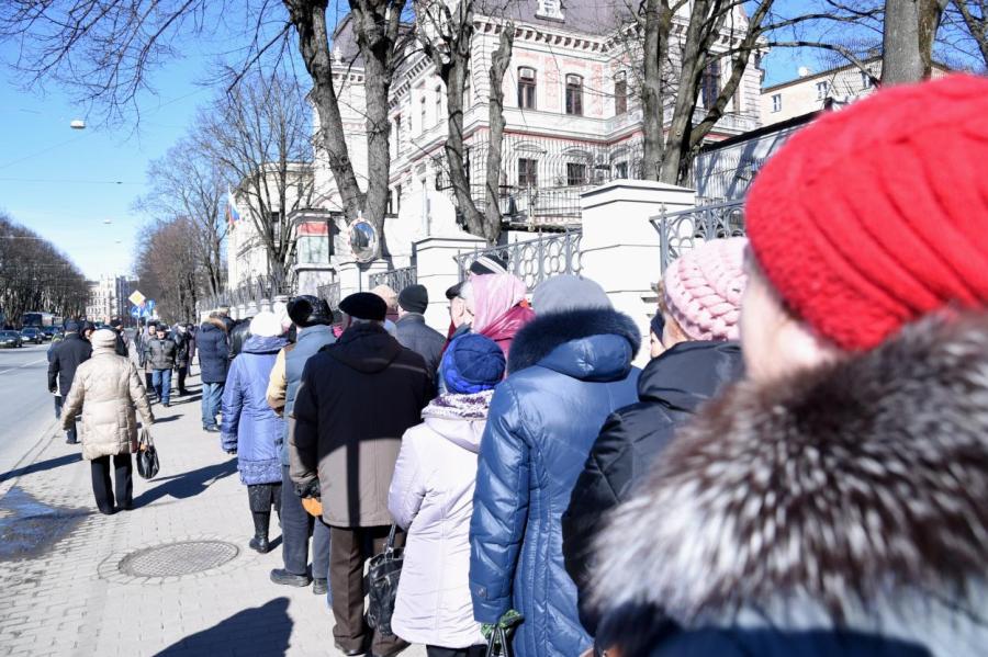 «В закрытых фурах»: в Сейме обсудили, как вывозить жителей Латвии в Россию