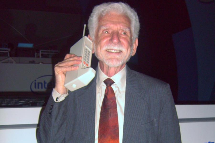 История первого звонка по мобильному телефону, сделанного ровно 50 лет назад