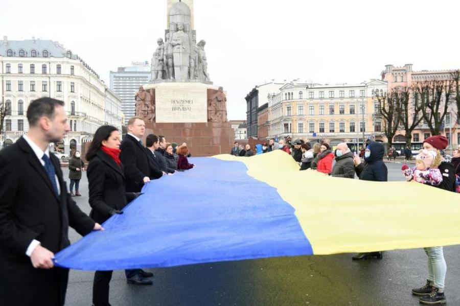 Уволенная после скандала с флагом Украины сотрудница полиции подала в суд
