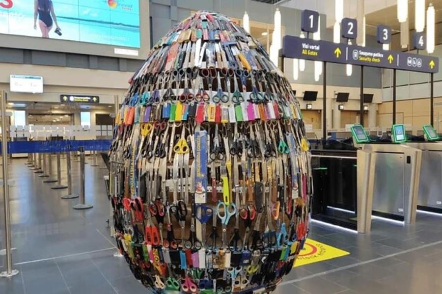 В аэропорту Вильнюса появилось яйцо из вещей, запрещенных в ручной клади