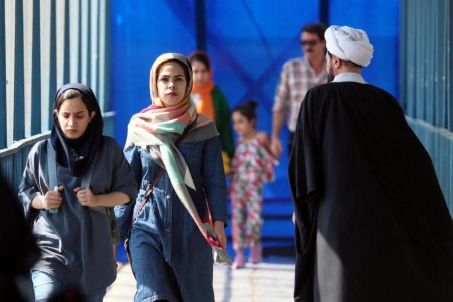 Иран устанавливает умные камеры для выявления женщин без хиджаба